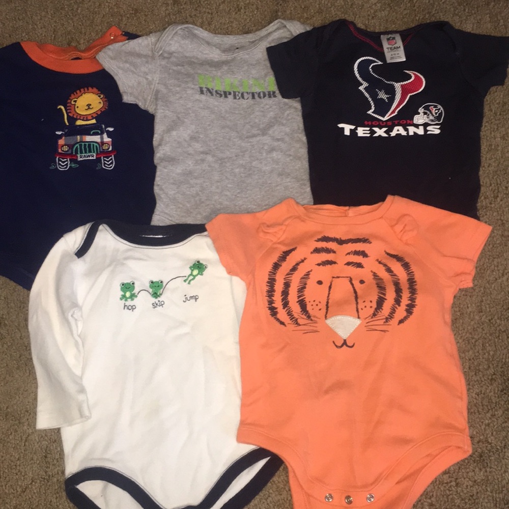 5 Onesies 6-12m